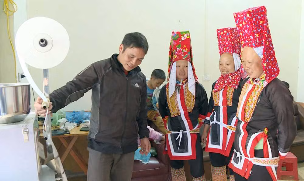 Người dân xã Đồng Văn, huyện Bình Liêu học hỏi cách sản xuất trà túi lọc từ cây dược liệu.
