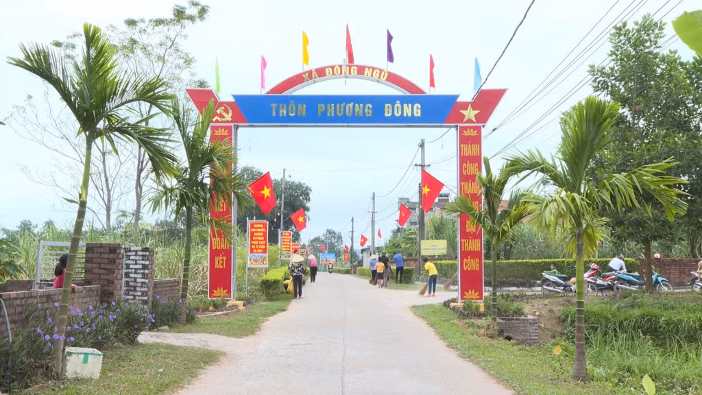 Người dân thôn Phương Đông, xã Đông Ngũ, huyện Tiên Yên, dọn vệ sinh, chỉnh trang đường làng ngõ xóm.