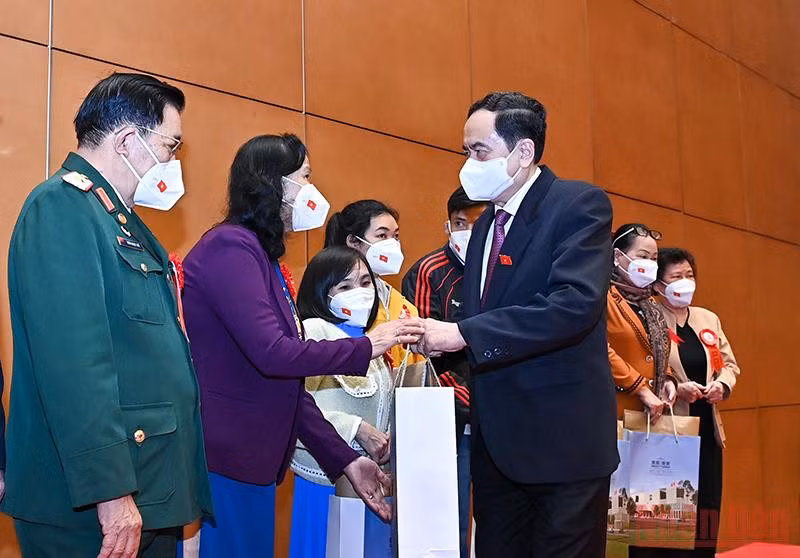 Phó Chủ tịch Thường trực Quốc hội Trần Thanh Mẫn tặng quà cho các đại biểu tại buổi gặp mặt. (Ảnh: Duy Linh)