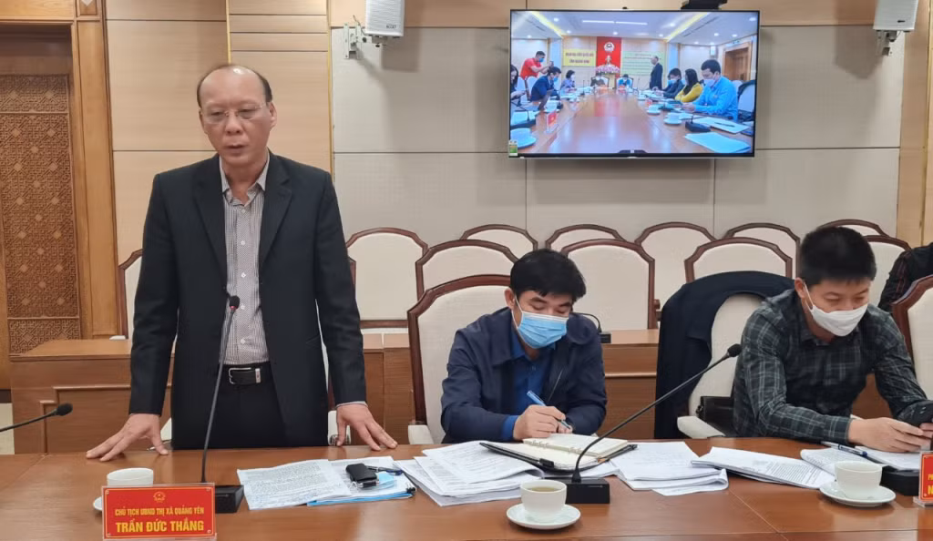 Đồng chí Trần Đức Thắng, Phó Bí thư Thị ủy, Chủ tịch UBND TX Quảng Yên, báo cáo kết quả thực hiện chính sách, pháp luật về công tác quy hoạch trên địa bàn TX.