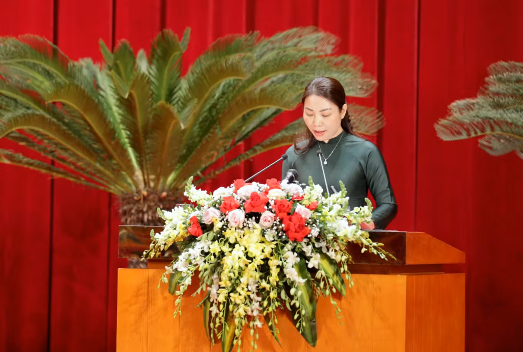 Đồng chí Nguyễn Thị Thúy, Ủy viên UBND tỉnh, Giám đốc sở Giáo dục và Đào tạo trình bày tóm tắt các Tờ trình lĩnh vực Giáo dục và Đào tạo.