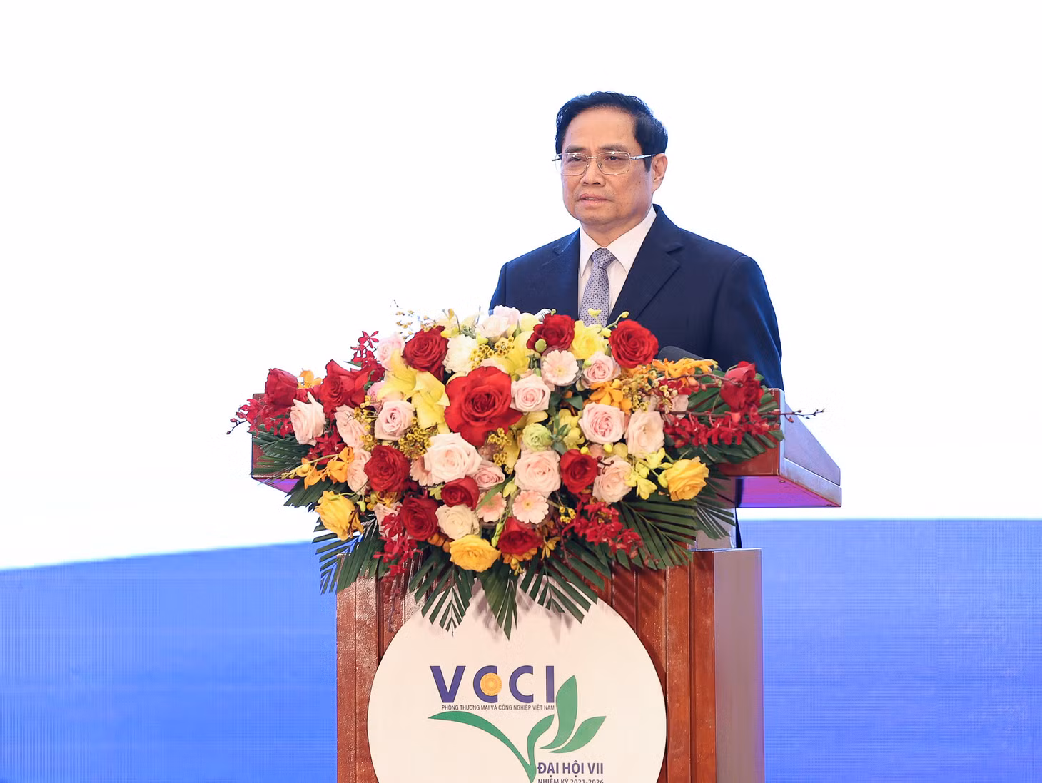 Thủ tướng Phạm Minh Chính: VCCI cần nỗ lực hơn nữa, phát huy sức mạnh tổng lực, tinh thần đoàn kết của cộng đồng doanh nghiệp Việt Nam để góp phần giải quyết những bài toán, vấn đề lớn đang đặt ra, đưa đất nước phát triển, hùng cường, thịnh vượng - Ảnh: VGP/Nhật Bắc