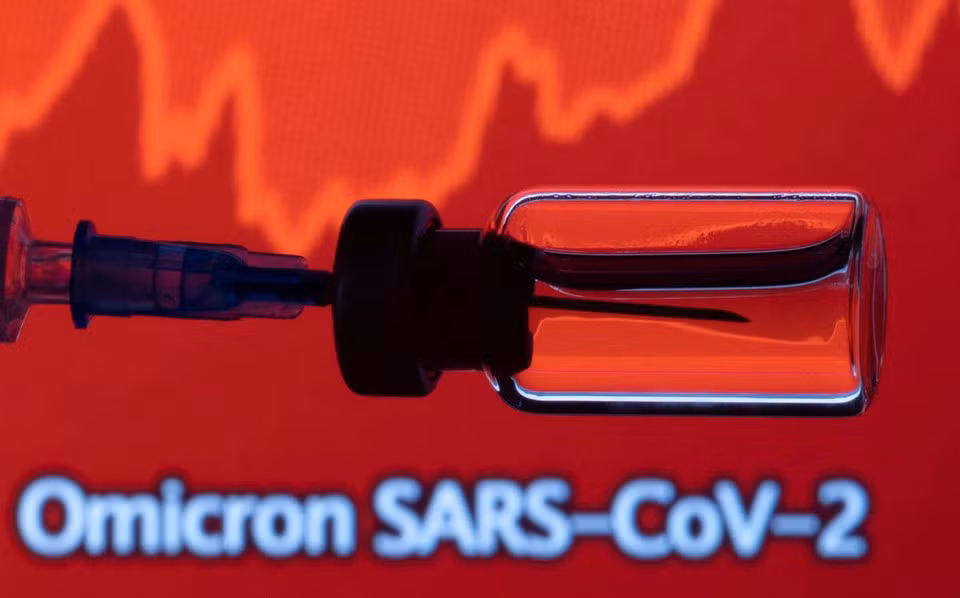 WHO cho rằng biến chủng Omicron gây "nguy cơ rất cao" trên toàn cầu. Ảnh: Reuters.