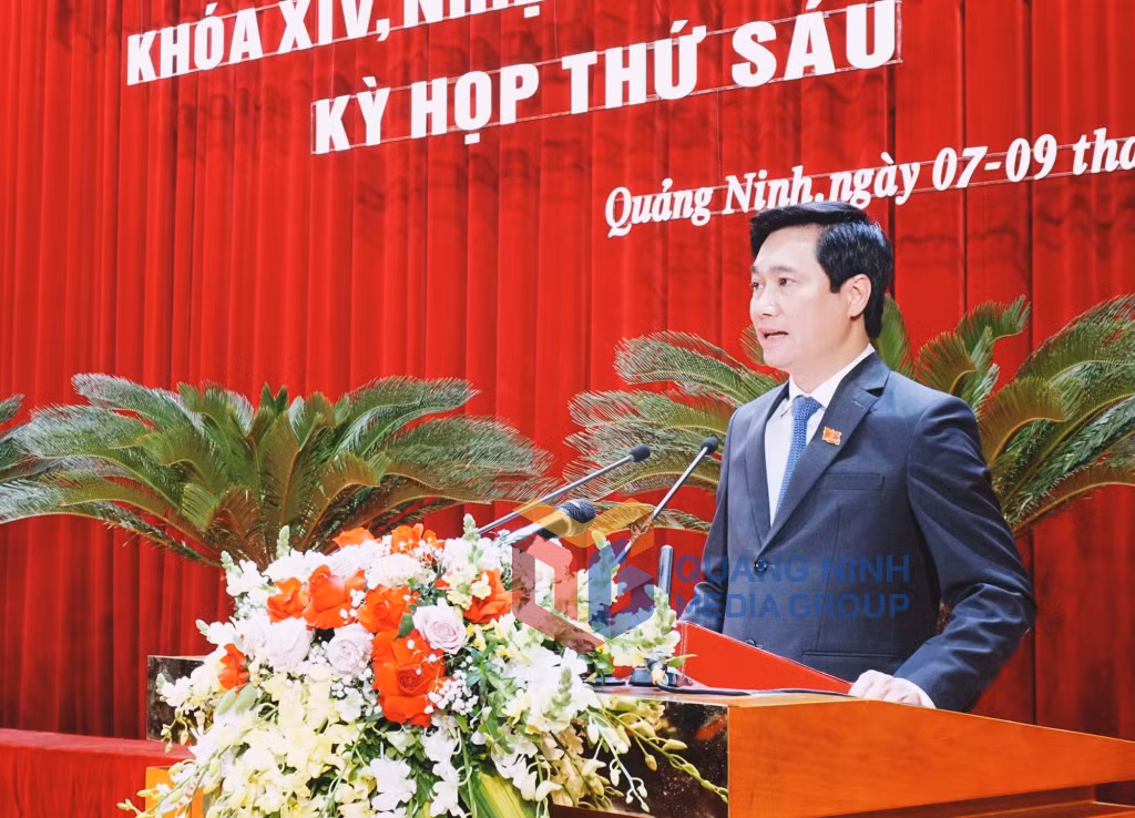 Đồng chí Nguyễn Tường Văn, Phó Bí thư Tỉnh ủy, Chủ tịch UBND tỉnh trình bày báo cáo tình hình kinh tế - xã hội và công tác chỉ đạo điều hành của UBND tỉnh năm 2021