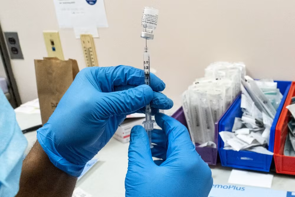 Một liều vaccine Pfizer được chuẩn bị tại địa điểm tiêm ở New York (Mỹ). Ảnh: AP