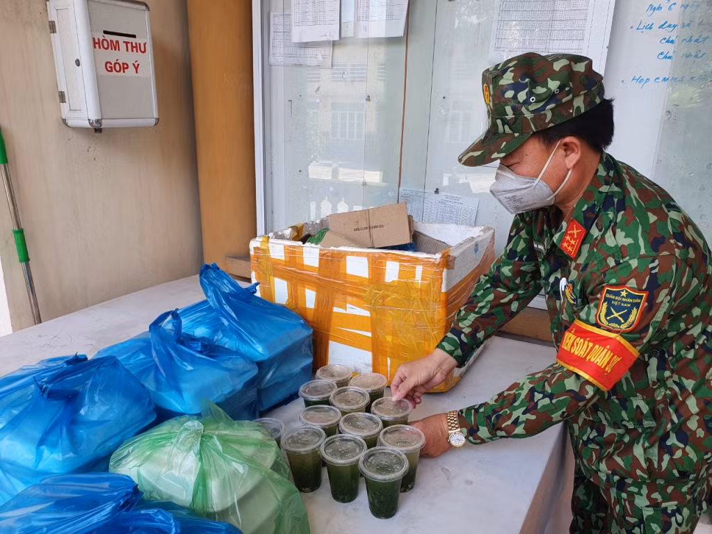 Đại úy QNCN Trần Đức Vịnh, Nhân viên Ban Hậu cần - Kỹ thuật, Ban CHQS TX Đông Triều bảo đảm hậu cần cho công dân tại khu cách ly Trung tâm giáo dục Thường xuyên cơ sở 1(phường Mạo Khê).