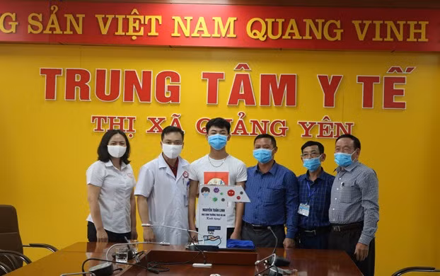 Chàng trai Nguyễn Tuấn Linh, lớp 11A2, Trường THPT Bạch Đằng (TX Quảng Yên) được rất nhiều người biết đến với sáng chế máy hút bọt làm sạch mặt nước ao nuôi tôm.