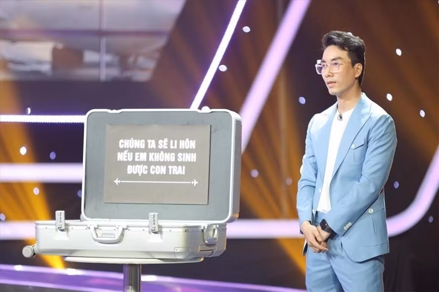 Công Hoàng bị “ném đá” tại “Hành lý tình yêu“ sau khi đưa ra quan điểm chọn vợ . Ảnh: NSX.