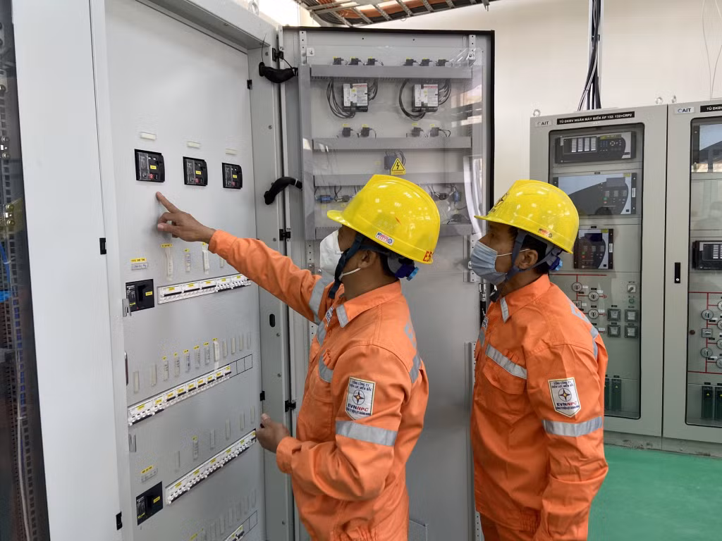 Công nhân Điện lực Vân Đồn kiểm tra nguồn điện của trạm biến áp 110kV Vân Đồn 2.