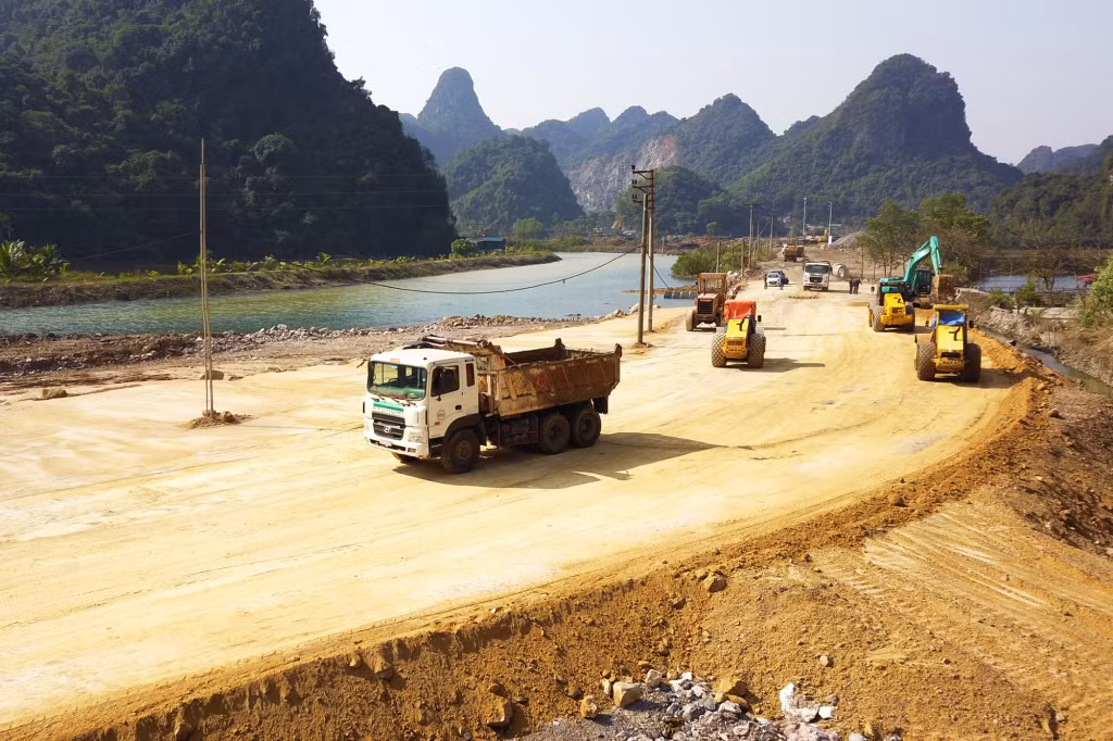 Đường có chiều dài 18,7km, điểm đầu nối với đường bao biển Trần Quốc Nghiễn (TP Hạ Long), điểm cuối là tại cảng Km6 (TP Cẩm Phả).