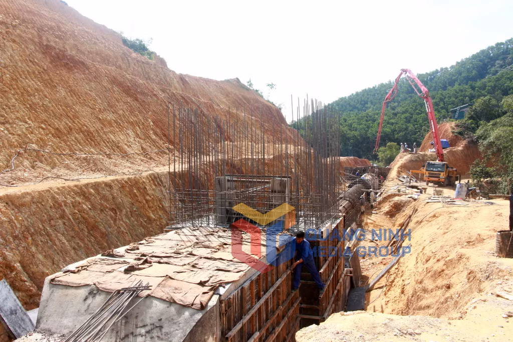 Đơn vị nhà thầu thi công hạng mục cống lấy nước dự án Hồ Khe Giữa (11-2020). Ảnh: Mạnh Trường