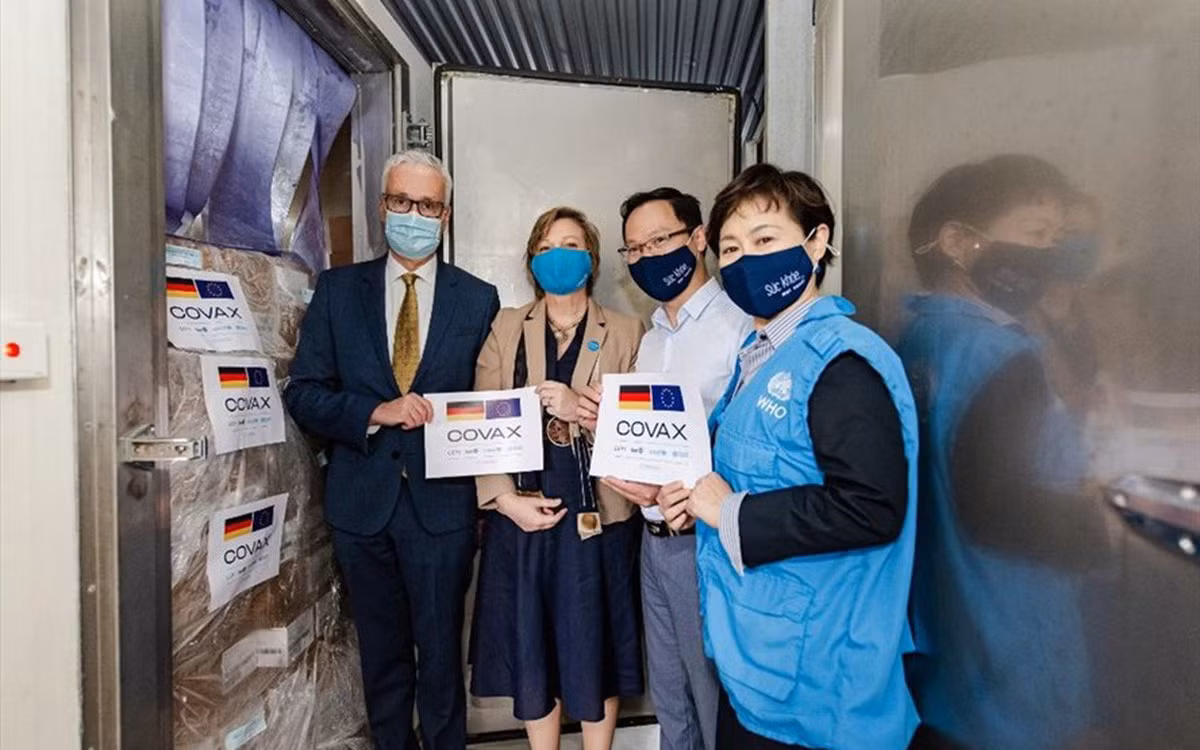 Đại sứ Đức Guido Hildner (ngoài cùng bên trái) dự lễ bàn giao 2.588.000 liều vaccine Moderna do Chính phủ Đức hỗ trợ cho Chính phủ Việt Nam tại Viện Vệ sinh dịch tễ Trung ương ngày 14/12. Ảnh: ĐSQ Đức