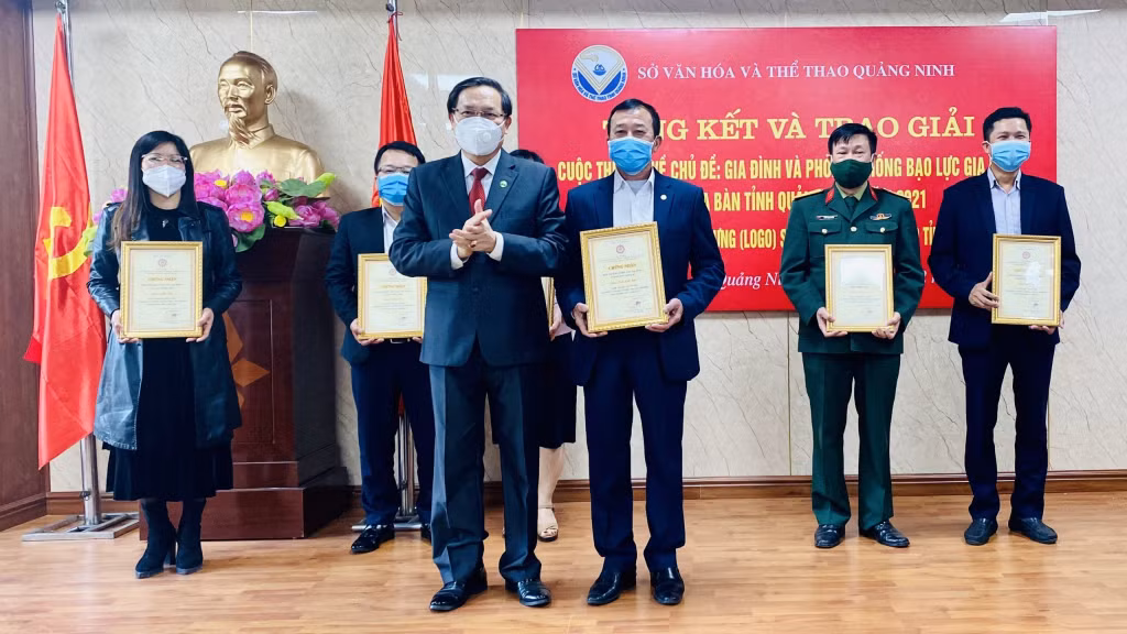 BTC trao Giải Đặc biệt "Đơn vị có nhiều bài dự thi chất lượng tốt" cho Ban chỉ đạo Công tác gia đình Thành phố Uông Bí.