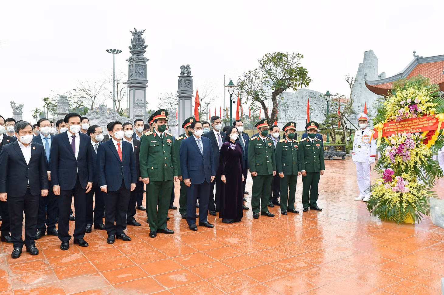 Thủ tướng Phạm Minh Chính và đoàn công tác dâng hương, dâng hoa tại Đền thờ Chủ tịch Hồ Chí Minh và các anh hùng, liệt sĩ tỉnh Quảng Bình. Ảnh: VGP/Nhật Bắc