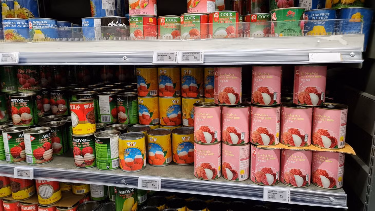 Những hộp vải đầu tiên “Made in Vietnam” được bày bán tại kệ siêu thị Tang Frères ở thủ đô Paris (Pháp). Ảnh: Sơn Vũ