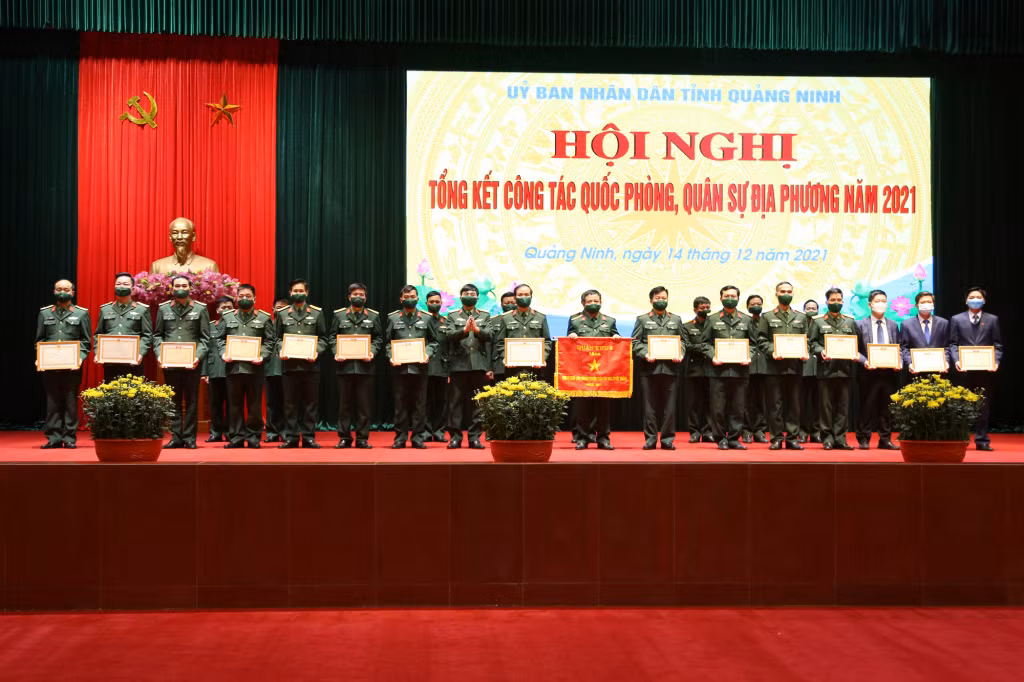 Nhiều tập thể, cá nhân có thành tích xuất sắc trong công tác QP, QS địa phương năm 2021 được Bộ Quốc phòng, Bộ Tư lệnh Quân khu 3 khen thưởng.