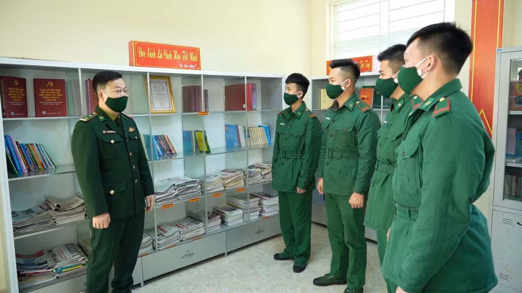 Đảng ủy, Ban Chỉ huy Đồn Biên phòng CKQT Móng Cái luôn quan tâm công tác giáo dục chính trị, tư tưởng cho cán bộ, chiến sĩ.