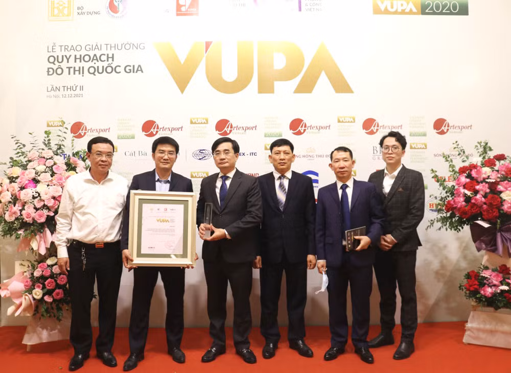Lãnh đạo TP Cẩm Phả nhân giải thưởng tại TP Hà Nội