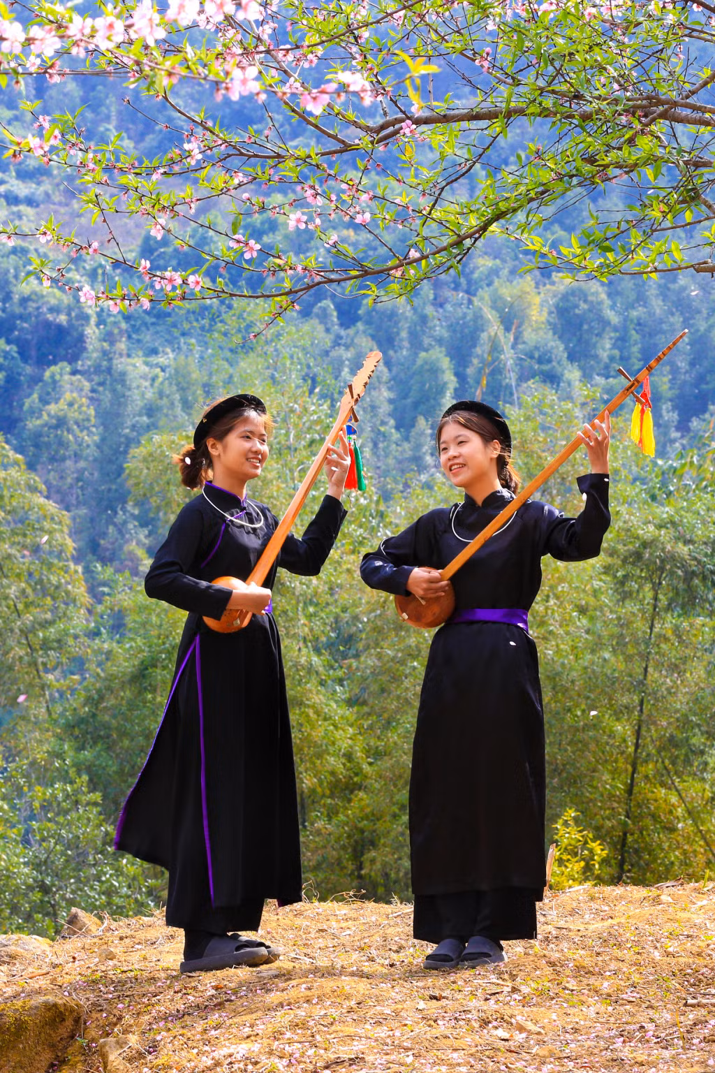 Thiếu nữ dân tộc Tày với mùa xuân.