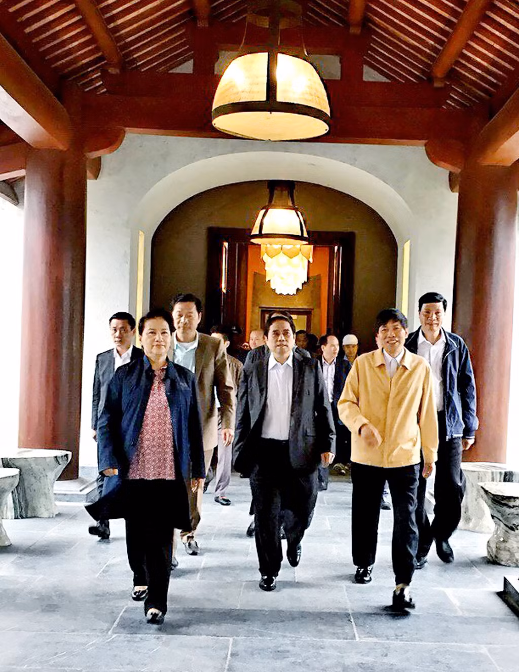 Ông Bùi Đình Tuấn (áo vàng) đưa các đồng chí lãnh đạo trung ương, địa phương tham quan Trung tâm Văn hoá Trúc Lâm.