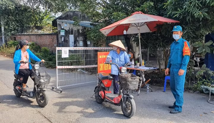 Lực lượng dân quân Ban CHQS phường Hoàng Quế trực chốt kiểm soát phòng chống dịch trên địa bàn đợt bùng dịch đầu tháng 11 vừa qua. 