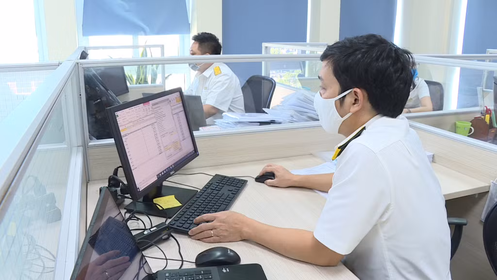 Cán bộ Chi cục Thuế khu vực Cẩm Phả - Vân Đồn - Cô Tô rà soát việc nộp thuế của các doanh nghiệp.
