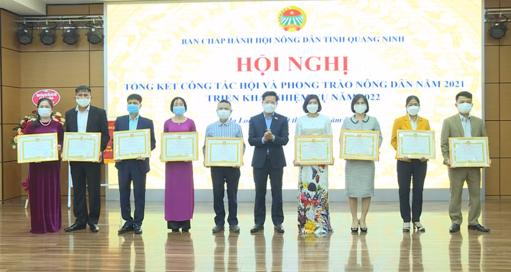 Các tập thể, cá nhân có thành tích xuất sắc trong công tác hội và phong trào nông dân năm 2021 nhận Giấy khen của HND tỉnh.