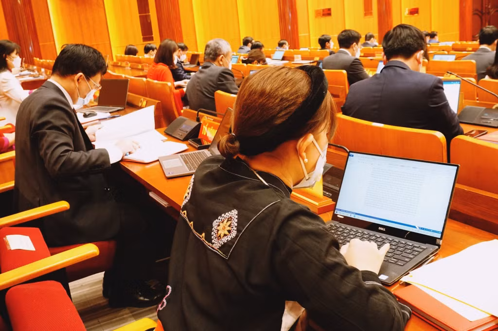 Đại biểu nghiên cứu tài liệu tại kỳ họp