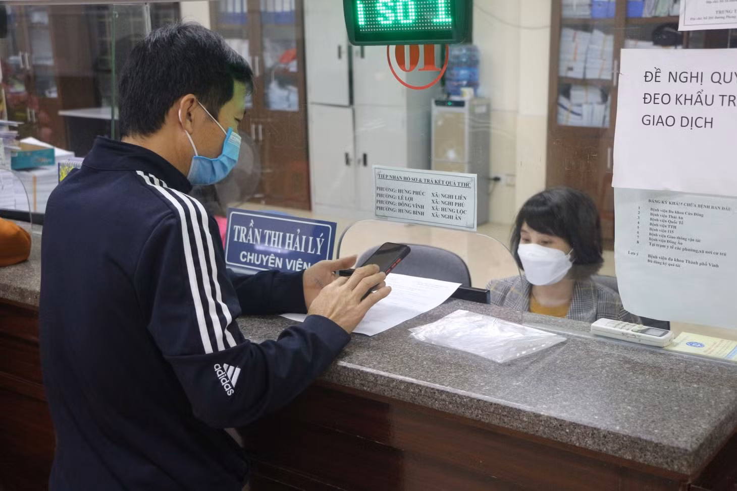 Người lao động đến làm thủ tục nhận Bảo hiểm thất nghiệp tại Bảo hiểm Xã hội tỉnh Nghệ An. Ảnh: Bích Huệ/TTXVN