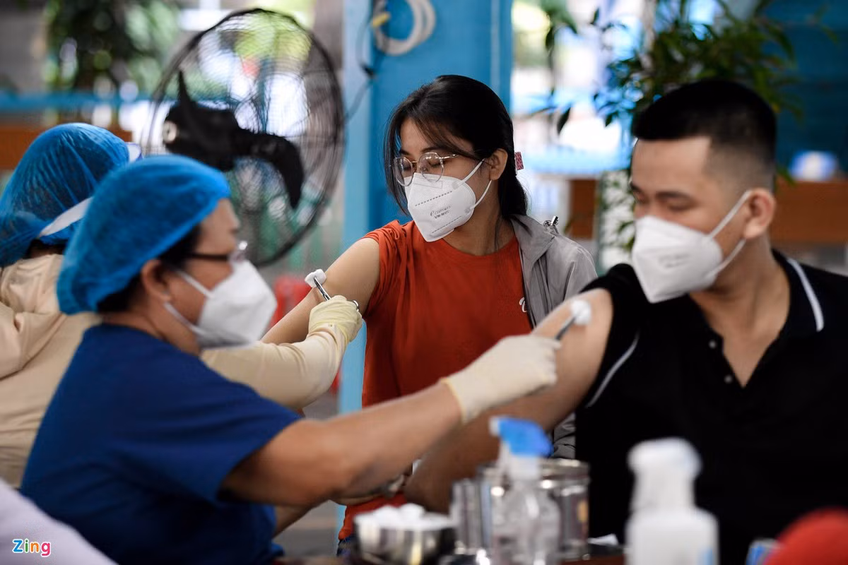 Những người đầu tiên tại TP.HCM được tiêm mũi 3 vaccine phòng Covid-19. Ảnh: Duy Hiệu.