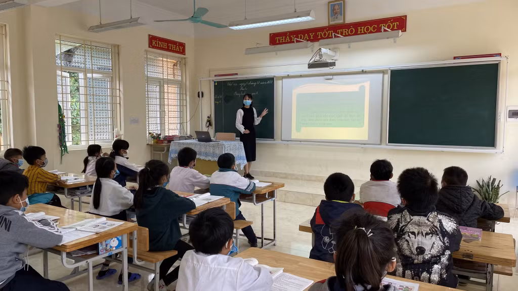 Cô giáo Hạnh tích cực ứng dụng CNTT trong giảng dạy.