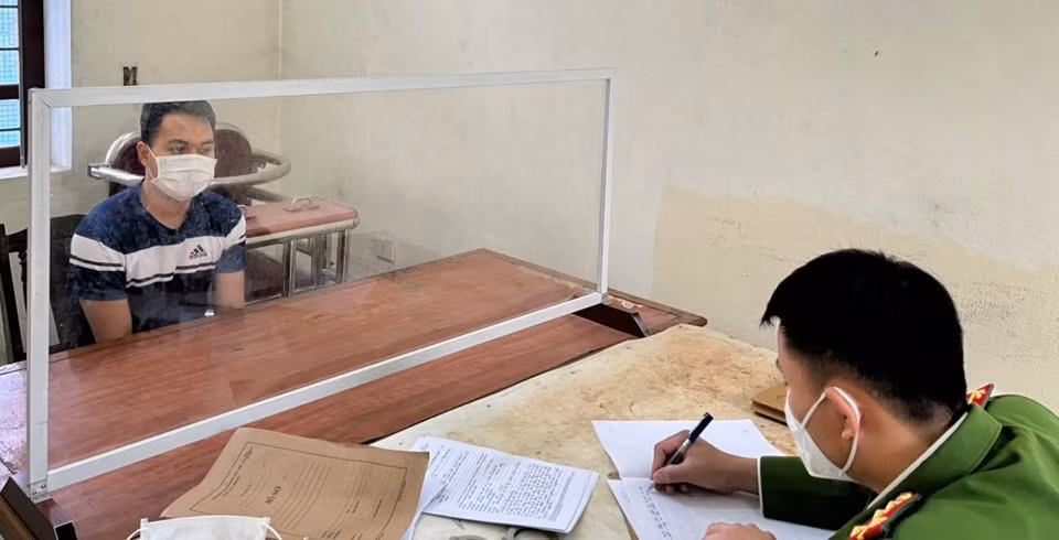 Cảnh sát lấy lời khai Đàm Quang Điệp. Ảnh: Thái Thanh.