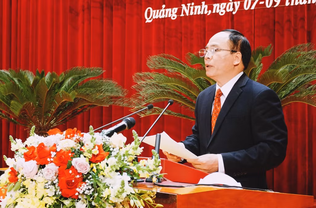Đồng chí Trần Văn Lâm, Ủy viên UBND tỉnh, Giám đốc Sở Tài chính trình bày các tờ trình.