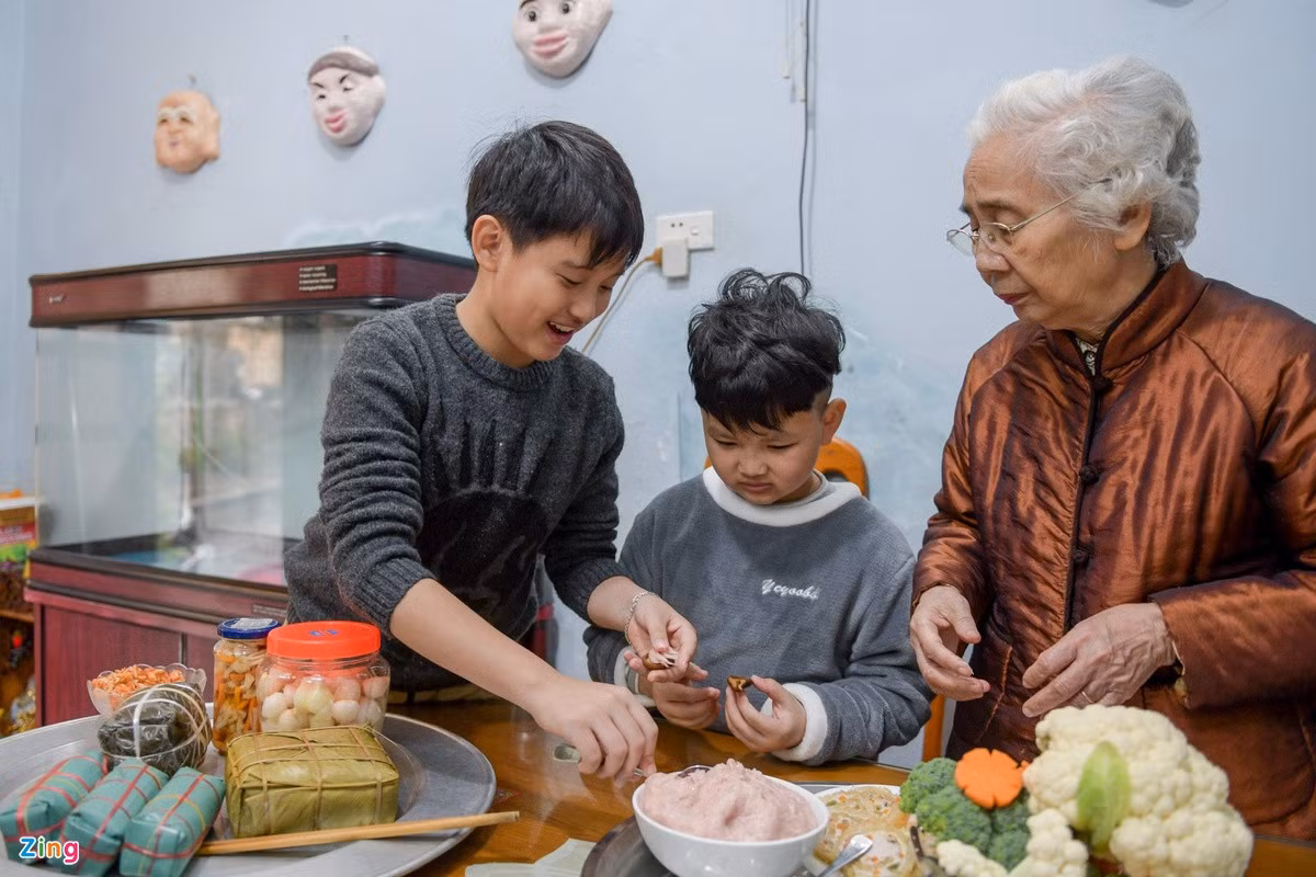 Hình ảnh bé trai phụ bà, mẹ dần xuất hiện trong quảng cáo Tết chứ không còn thấy phụ nữ phải làm mọi thứ. Ảnh minh họa: Quỳnh Trang.