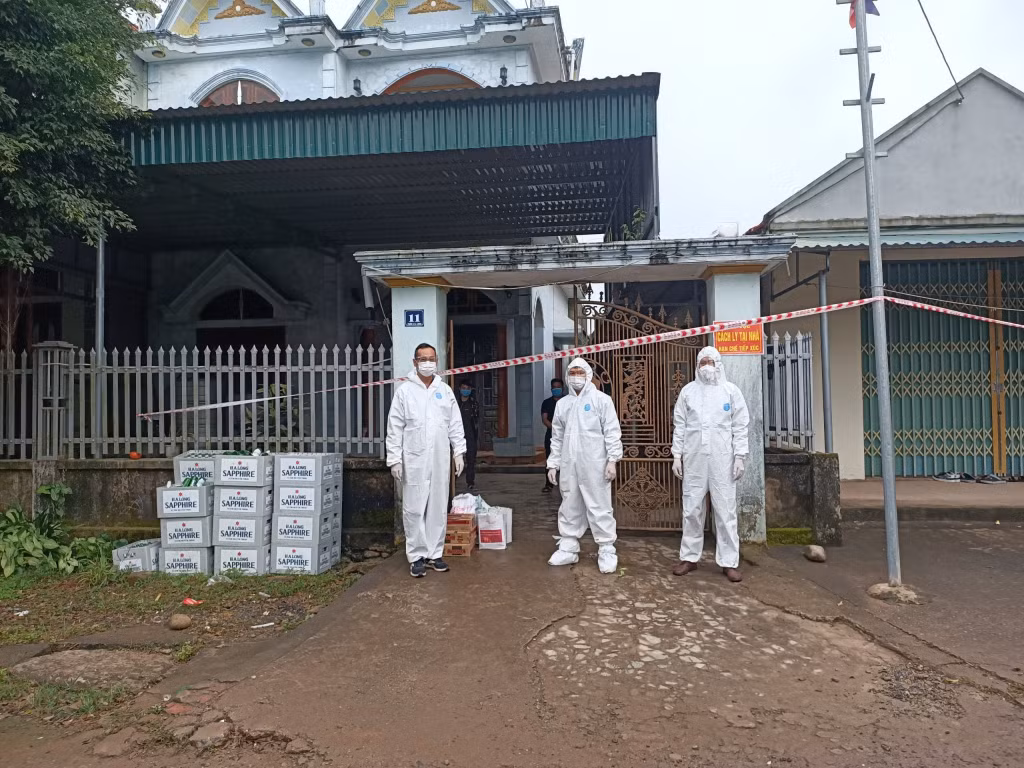 Công ty TNHH May mặc Hoa Lợi Đạt hỗ trợ thực phẩm cho CNLĐ bị cách ly tại nhà.