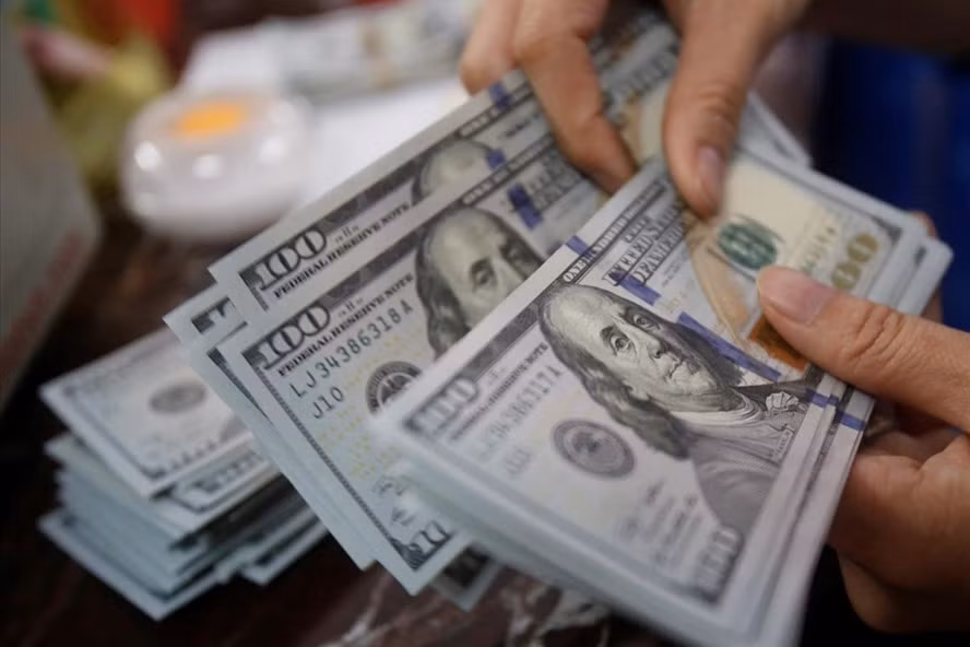 Tỉ giá ngoại tệ hôm nay: Giá USD trong nước tiếp tục tăng cùng chiều với giá USD thế giới. Ảnh TL
