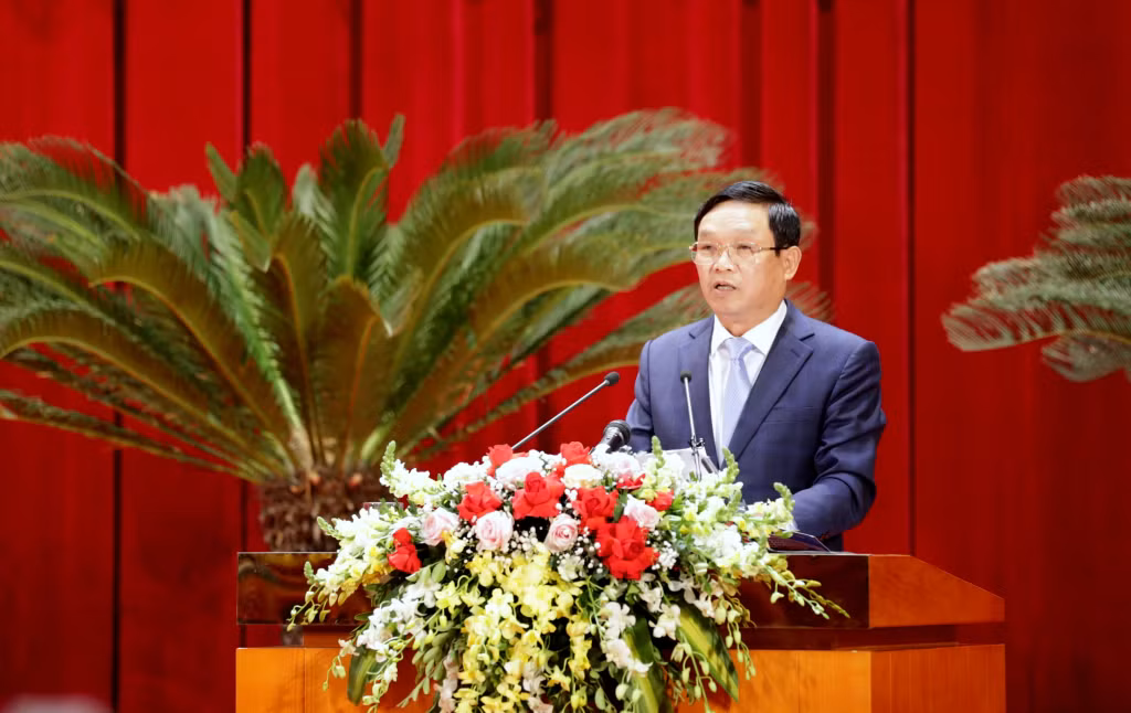 ông Lương Phúc Sơn, Viện trưởng Viện Kiểm sát Nhân dân tỉnh trình bày tóm tắt Báo cáo kết quả công tác năm 2021 của ngành Kiểm sát Quảng Ninh