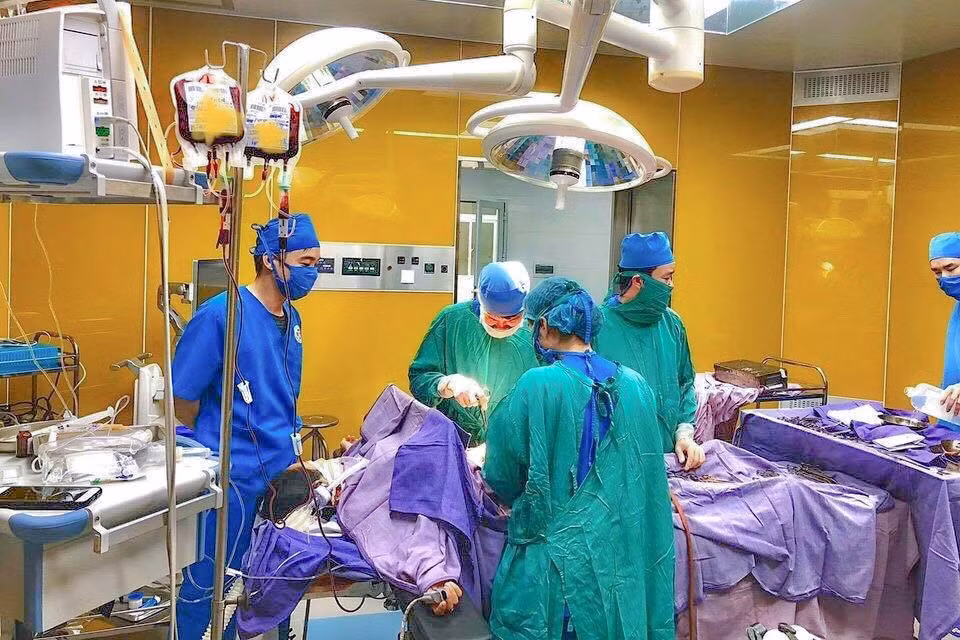 Phẫu thuật cho bệnh nhân tại TTYT huyện Hải Hà. Ảnh do đơn vị cung cấp