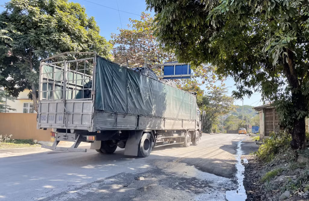 Nhiều đoạn đường tại đây không có rãnh thoát nước nên khi mưa nước chảy tràn trên mặt đường không đảm bảo cho người và phương tiện qua lại.