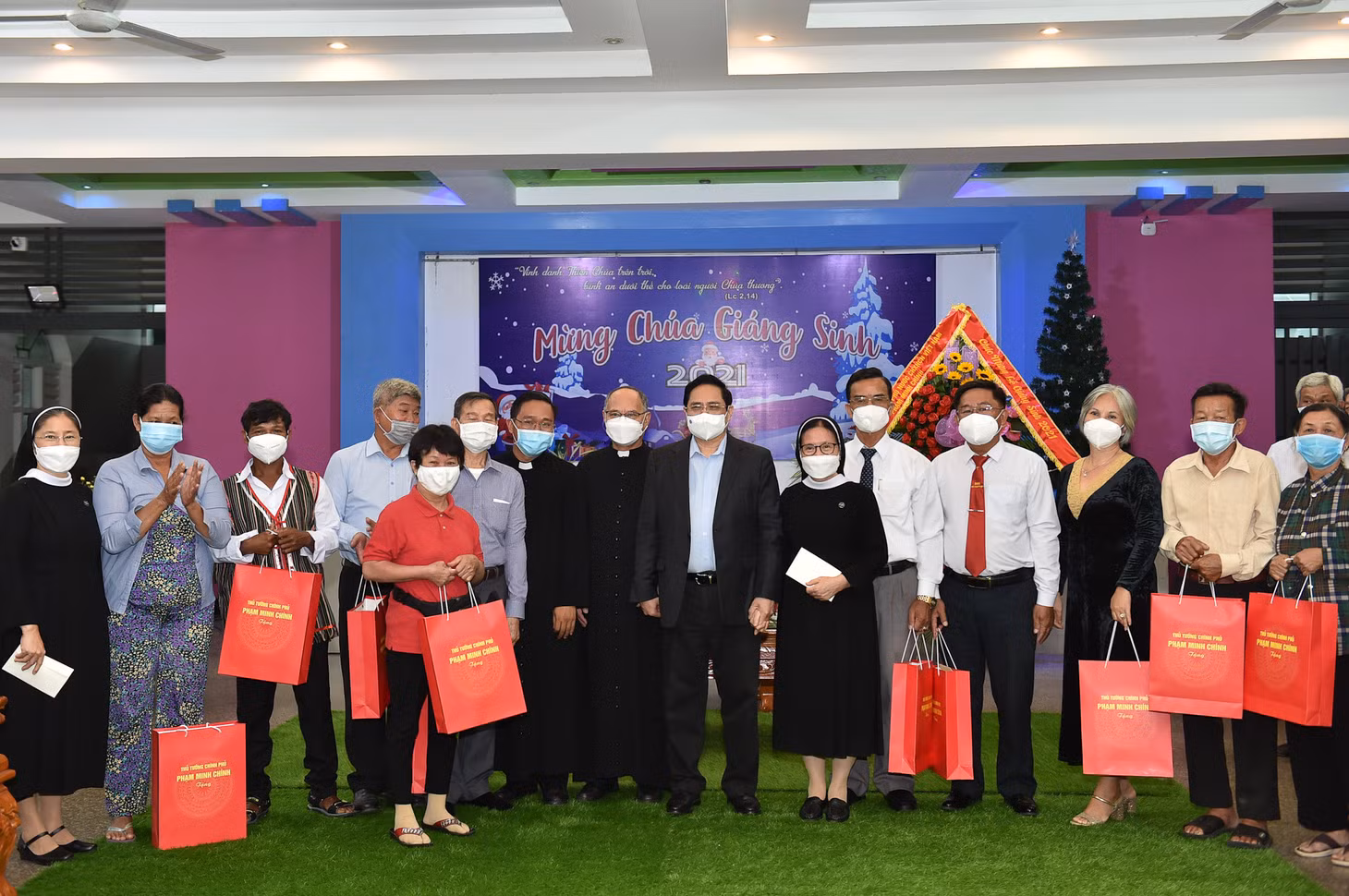 Thủ tướng tặng quà cho các hộ giáo dân có hoàn cảnh khó khăn, hộ giáo dân tiêu biểu của giáo xứ Long Hương. Ảnh VGP/Nhật Bắc