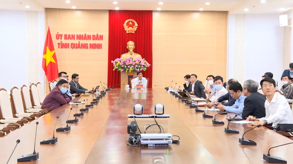 Đồng chí Nguyễn Tường Văn, Chủ tịch UBND tỉnh chủ trì buổi làm việc