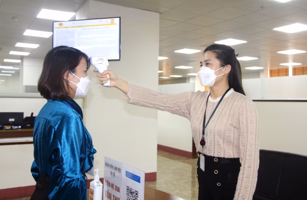 Đội ngũ cán bộ, công chức, viên chức của tỉnhuân thủ nghiêm quy định về phòng, chống dịch khi đến cơ quan, đơn vị.