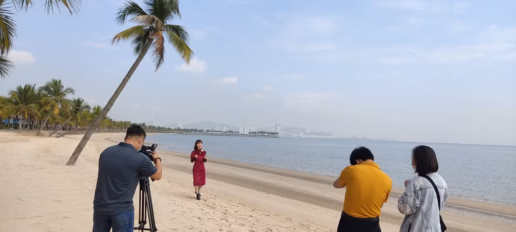 Các thí sinh quay ngoại cảnh cho clip giới thiệu trong đêm thi chung kết.