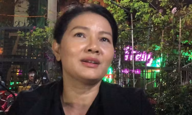 Kiều Trinh ngưỡng mộ mối tình nửa thế kỷ của Thanh Kim Huệ - Thanh Điền. Chị đến viếng vào tối 25/12. Video: Mai Nhật