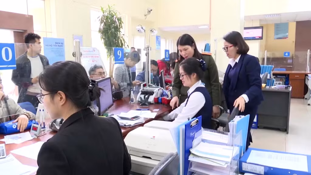 Cán bộ Phòng An ninh kinh tế (Công an tỉnh) làm việc kiểm tra công tác đảm bảo an ninh tiền tệ, bảo vệ tài sản tại Ngân hàng Vietinbank chi nhánh Quảng Ninh.