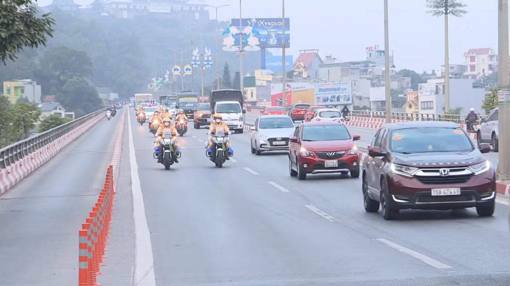 Lực lượng CSGT tăng cường TTKS xử lý nghiêm tất cả các hành vi vi phạm.