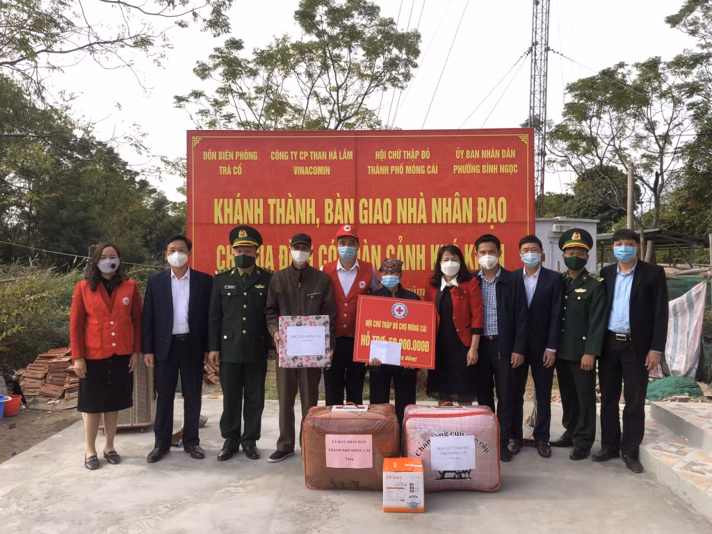 Chính quyền địa phương cùng các đơn vị, nhà hảo tâm trao nhà tình nghĩa và tặng các vật dụng sinh hoạt 