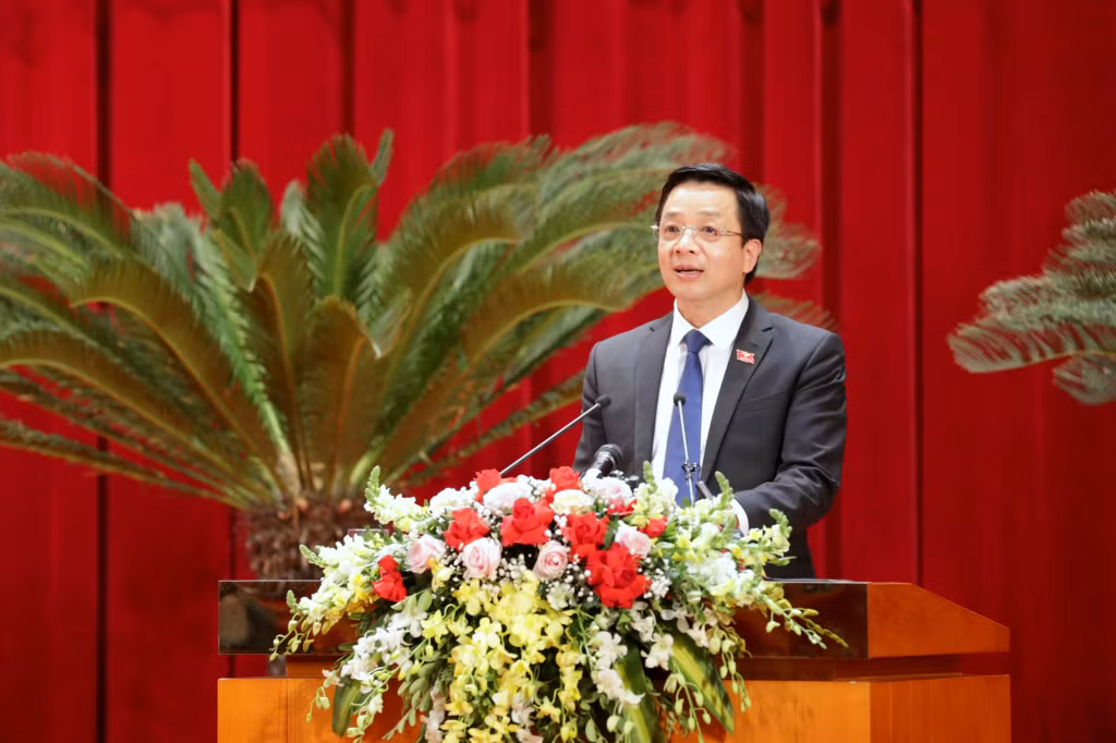 Đồng chí Nguyễn Văn Hồi, Chủ tịch UBMTTQ tỉnh trình bày tóm tắt Báo cáo kết quả công tác Mặt trận tham gia xây dựng chính quyền năm 2021 và những ý kiến, kiến nghị của cử tri.