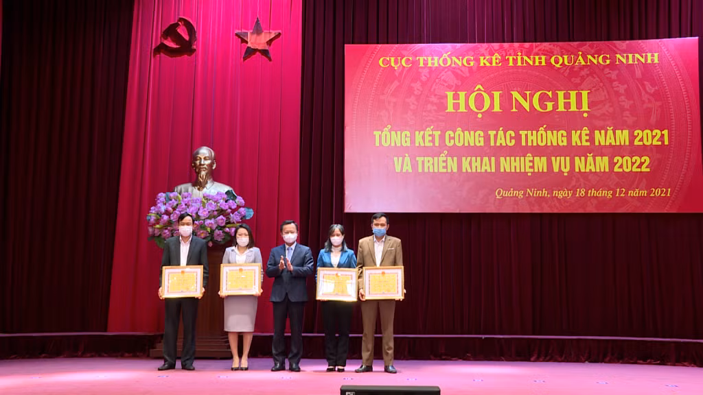Đồng chí Cao Tường Huy, Phó Chủ tịch Thường trực UBND tỉnh trao Bằng khen của UBND tỉnh cho các cá nhân tiêu biểu xuất sắc ngành Thống kê tỉnh Quảng Ninh năm 2021