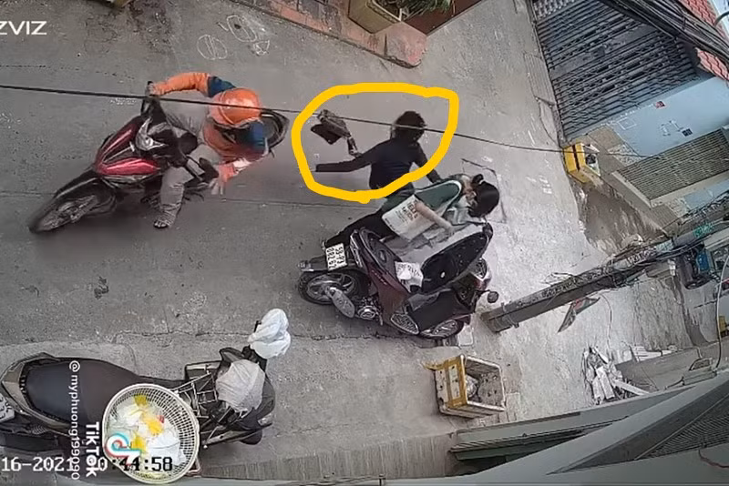 Vụ cướp giật khiến nạn nhân đập mặt xuống đường.